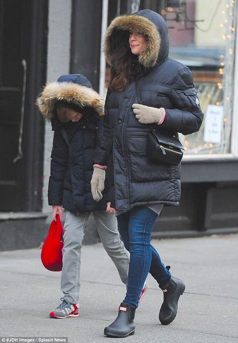 Liv Tyler braving winter conditions and wearing Hunter Original Chelsea boots Ankle Hunter Boots Outfit, Hunter Chelsea Boots Outfit, Short Boots Outfit, Hunter Ankle Boots, Hunter Chelsea Boots, Hunter Boots Short, Hunter Chelsea, Rain Boot Outfit, Hunter Boots Outfit