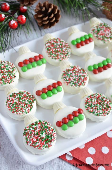 Easy Ornament Cookies - Skip the decorated sugar cookies this holiday season and make these super easy decorated Christmas Oreo cookies instead! #kitchenconcoctions #recipe #cookies Oreo Cookie Christmas Ornament, Christmas Oreos Ideas, Oreo Cookie Decorating Ideas, Oreo Cookie Decorations, Oreo Christmas Ornaments, Christmas Cake Puck, Oreo Cookie Pucks, Decorated Oreos Christmas, Oreo Ornament Cookies