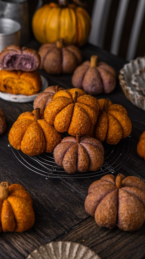 Whole Wheat Pumpkin Shaped Buns Autumn Market, Halloween Buffet, Vegan Halloween, Vegan Baking Recipes, Bread Shaping, Halloween Dinner, Bread Bun, Bun Recipe, Delicious Pumpkin