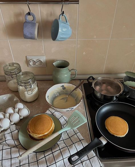 Pancake Pictures, Pancakes Aesthetic, Making Pancakes, How To Make Pancakes, First Thing In The Morning, No Cook Meals, In The Morning, The Morning, Girl Birthday