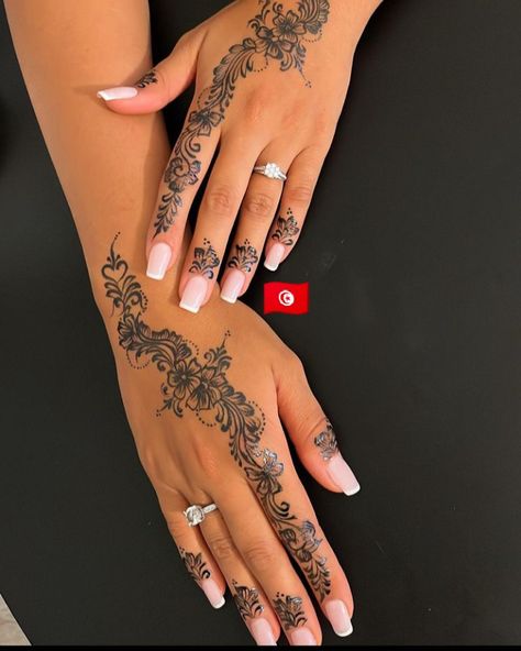 Cute Henna Tattoos, Henna Style Tattoos, Henna Inspired Tattoos, Henna Nails, Cute Henna, Henna Tattoo Designs Hand, Henna Tattoo Hand, Simple Henna Tattoo, Very Simple Mehndi Designs