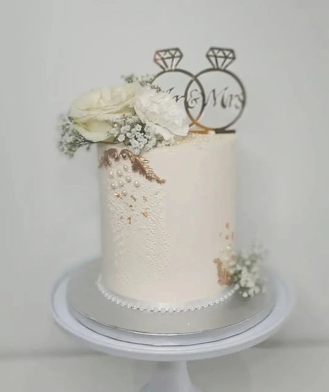 16 Unique Engagement Cake Ideas For A Memorable Engagement Party. Ring Ceremony Cake Design, Unique Engagement Cake, Engagement Cakes Ideas, Engagement Cake Ideas Elegant, Cakes For Engagement, Engagement Cake Designs Unique, Engagement Cake Ideas, Engagement Cake Designs, Engagement Ring Cake