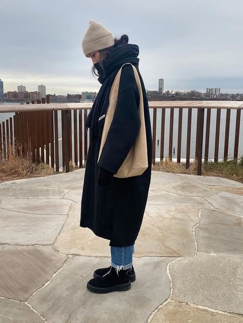 City Coat Outfit, Winter Outfits Uk Style, Amsterdam Outfit Aesthetic, Amsterdam November Outfit, Cream Beanie Outfit, Gen Z Winter Fashion, And Other Stories, Outfits For Freezing Weather, Masc Wedding Outfit Guest