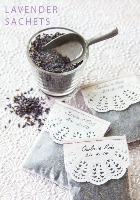 11 DIY Herbal Wedding Favors To Gift To Guests | Herbal Academy | Looking for the perfect favors for your wedding? Try your hand at one of these DIY herbal wedding favors for your guests. Lavender Wedding Bouquet, Budget Weddings, Diy Lavender, Purple Wedding Bouquets, Diy Event, Wedding Favors Cheap, Cadeau Diy, Lavender Bags, Favors Diy