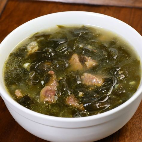 Seaweed Soup Recipe, Korean Seaweed Soup, Maangchi Recipes, Soup With Beef, Seaweed Soup, Korean Soup, Ground Beef And Cabbage, Soup With Ground Beef, Seaweed Snacks