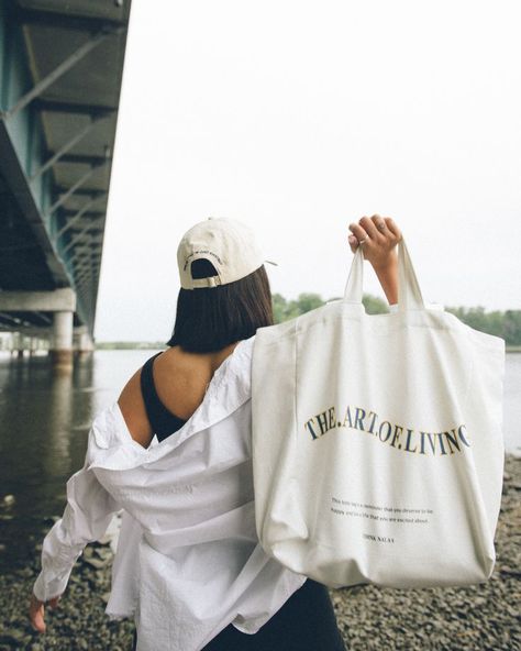 Street Fashion Photoshoot, Cloth Tote Bags, Canvas Bag Design, Costume Bags, Simple Outfits For School, Photography Bags, Clothing Photography, Bags Aesthetic, Streetwear Fashion Women