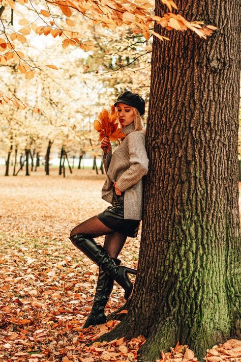 Autumn Poses, Fall Hiking Outfits, Autumn Photography Portrait, Autumn Portrait, Christmas Poses, Tights Outfits, Senior Photo Poses, Love Autumn, Fall Photography