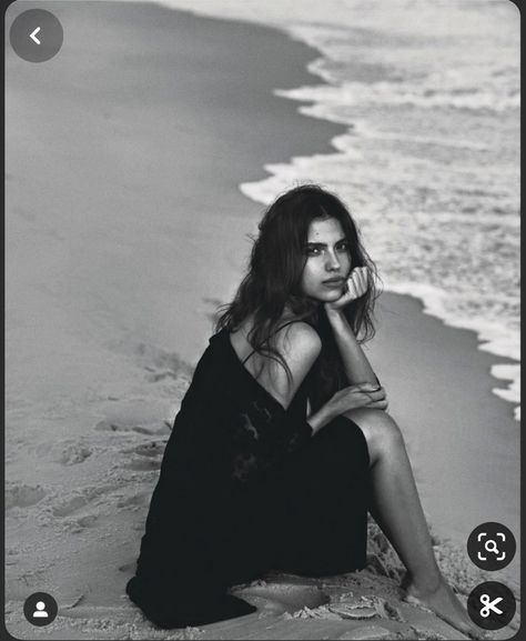 Model Photoshoot Poses, Beach Fashion Editorial, Beach Photo Session, Beach Instagram Pictures, Waterfall Photo, Black And White Beach, Beautiful Photoshoot Ideas, Summer Picture Poses, Beach Model