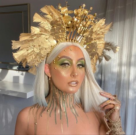 Creative gold make up and head piece #makeup #makeupartist #creative #creativemakeup #goddess #golden #goldmakeup Goddess Look Make Up, Sun Inspired Makeup, Gold Goddess Costume, Golden Goddess Costume, Gold Goddess Makeup, Goddess Costume Makeup, Sun Goddess Costume, Gold Make Up, Golden Outfit