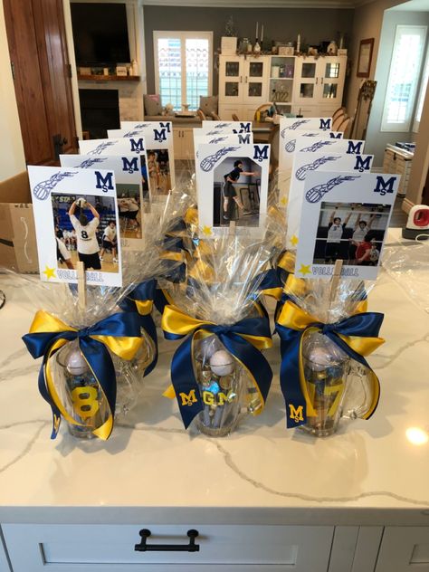 High School Sports Banquet Team Gifts, Sports Award Banquet Ideas, Athletic Banquet Table Decorations, Lacrosse End Of Year Banquet, Softball Party Centerpiece, Sports Banquet Gift Ideas, High School Sports Banquet Decorations, Cheerleader Banquet Ideas Centerpieces, Team Dinner Decorations