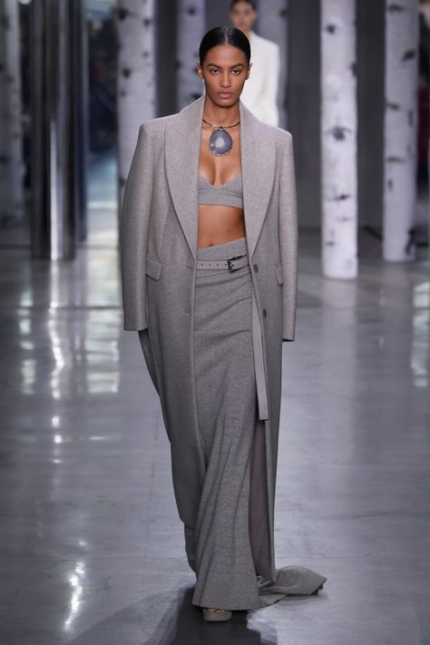 Mode Abaya, Skirt Trends, Gray Suit, Fall 2023, Look Fashion, Autumn Winter Fashion, Runway Fashion, Fashion Inspo Outfits, Fashion News