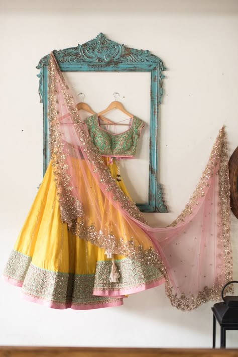 Anushree Reddy Yellow #Lehenga With Green Embroidered #Blouse & Pink Dupatta. Yellow And Pink Lehenga, Shadi Outfits, Lengha Blouse, Orang India, Mehndi Outfit, Fox Wedding, Yellow Lehenga, Mehndi Images, Lehnga Dress