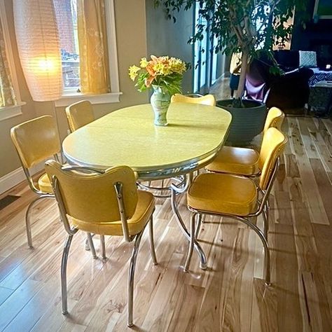 American Chairs on Instagram: “Wow! Our customer really brought their Antique Fair found retro oval table back to life with American Chairs! The vintage table is paired…” Retro Table And Chairs, Diner Chairs, Retro Kitchen Tables, Kitchen Dinette Sets, Diner Booth, Booth Table, Kitchen Dinette, Diner Table, Vintage Diner