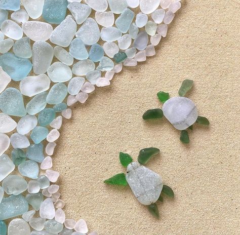 Seaglass Seaglass Gifts Diy, Shell Art Turtle, Sea Turtle Glass Art, Seaglass And Driftwood Art, Sea Glass Sea Turtle, Sea Glass Art Beach, Sea Turtle Beach Glass Art, Quartz Rock Crafts, Sea Glass Art Turtle