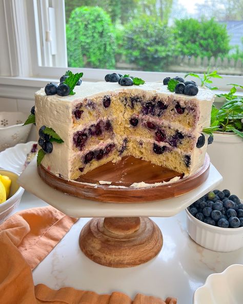 Moist Lemon Blueberry Layer Cake Simple Lemon Cake, Lemon Blueberry Layer Cake, Blueberry Layer Cake, Spring Cakes Recipes, Blueberry Lemon Cake Recipe, Blueberry Frosting, Chocolate Olive Oil Cake, Lemon Blueberry Cake, Cucumber Tea Sandwiches