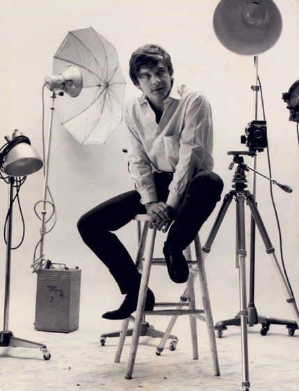 Real-life photographer David Bailey in the *Vogue* studio in Hanover Square, August 1965. Bailey, along with Terence Donovan, Brian Duffy, David Montgomery, and John Cowan, was one of the best-known photographers of the time; together, they were the inspiration for Thomas. *© Tazio Secchiaroli.* Brian Duffy, David Bailey, David Bailey Photography, Photographer Self Portrait, Art House Movies, Swinging London, Swinging Sixties, Famous Photographers, Great Photographers