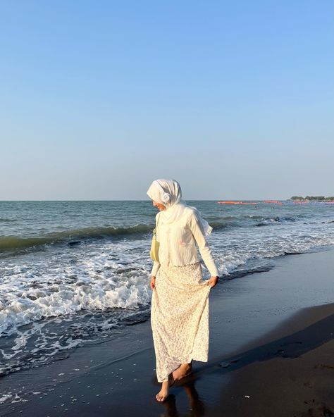 Hijab Beach Aesthetic, Ootd Bali Beach, Beach Poses Hijab, Beach Outfit Korean Style, Ootd Mantai, Outfit Mantai, Beach Hijab Outfit Ideas, Hijab Beach Outfit, Hijabi Beach Outfit