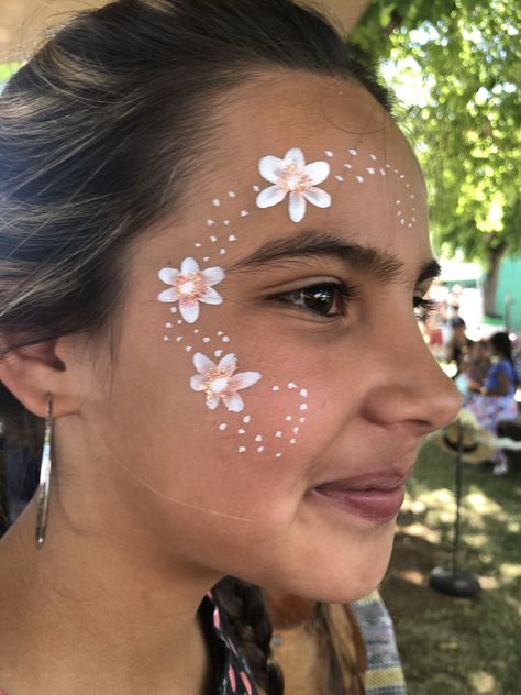 Face Painting Cute Simple, Cool Easy Face Paint Ideas, Face Painting Patterns, Aesthetic Face Paint Ideas Easy, Easy Puppy Face Paint, Face Painting Aesthetic Simple, Easiest Face Paint Designs, Easy Flower Face Painting, Face Paint Bubbles