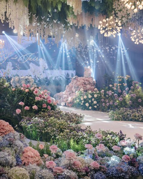 Debut Venue Design Elegant, Flower Garden Wedding Decor, Wedding Decorations Garden Theme, Dreamy Wedding Decoration, Wedding Flower Garden, Fairytale Garden Wedding Theme, Magic Garden Wedding, Pelamin Garden Theme, Wedding Florist Ideas