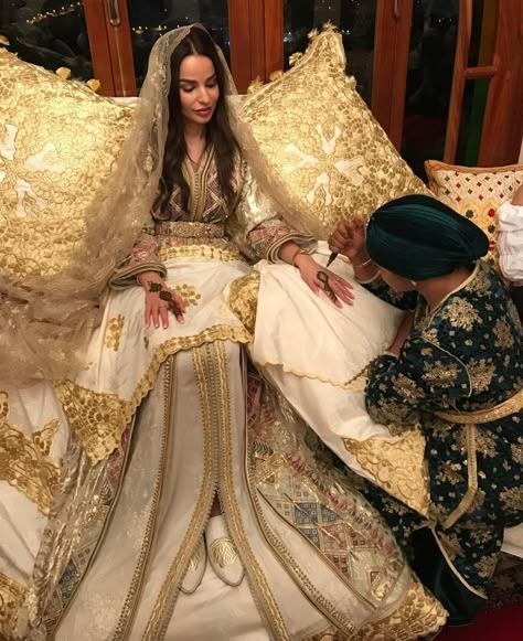 Moroccan Henna Party, Henna Party Dress, Traditional Moroccan Wedding, Moroccan Wedding Theme, Moroccan Wedding Dress, Henna Day, Kaftan Wedding, Arabic Wedding Dresses, Moroccan Henna