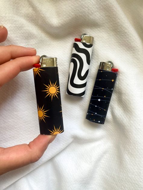 Painted Lighter Aesthetic, Lighter Paintings, Lighter Paintings Ideas, Pretty Lighters, Lighter Design, Lighter Art, Custom Lighters, Cool Lighters, Lighter Case