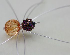 Spider Tutorial, Beaded Ornaments Diy, Glass Bead Crafts, Spider Crafts, Christmas Spider, Spider Jewelry, Beaded Spiders, Spider Earrings, Bijoux Fil Aluminium