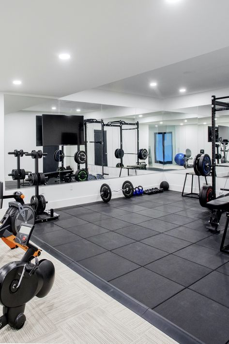 Fancy Home Gym, Weight Room Aesthetic, Gym In The House, Home Gym Dark, Big Home Gym, Gym In House, Home Gyms Ideas, Gym House Design, Black Home Gym