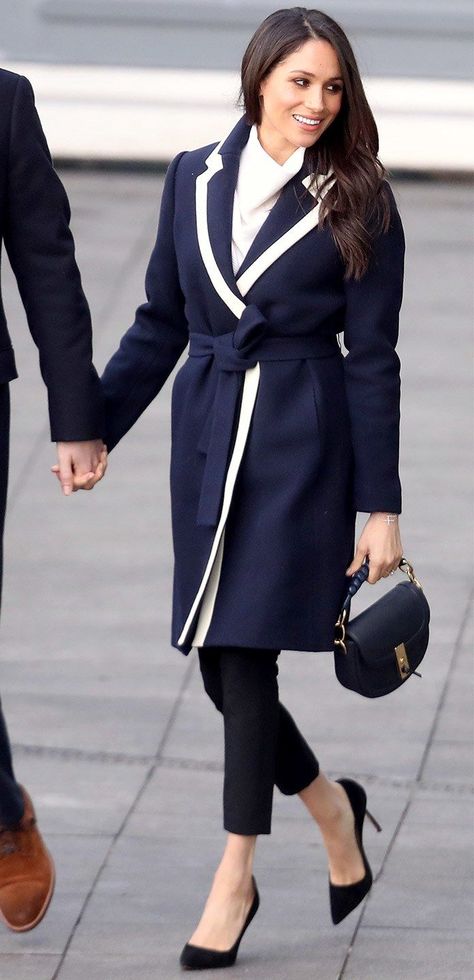 Blue coat with white pipping - Meghan Markle Classy Elegant Outfits, Estilo Meghan Markle, Meghan Markle Photos, Meghan Markle Outfits, Looks Kate Middleton, Prins Harry, Princess Meghan, Her Outfits, Meghan Markle Style