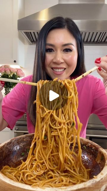 Chili Garlic Oil Recipe Chinese, Garlic Soy Sauce Noodles, Garlic Noodles Recipe Asian, Garlic Noodles Asian, Spaghetti Noodle Recipes, Chili Garlic Noodles, Homemade Takeout, Chili Oil Noodles, Recipe For Chili