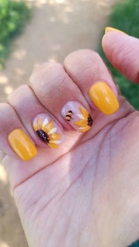 Nail Designs With Bees, Gel Nail Designs Sunflower, Wedding Nails For Bride Sunflower, Sunflowers On Nails, Wedding Nails With Sunflowers, Sunflower Nail Ideas Short, Sunflower Dip Nails, Nails Bumble Bee, Sunflower Accent Nails