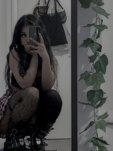 Goth Selfie Poses, Goth Mirror Selfie, Goth Instagram Story, Emo Mirror Selfie, Goth Selfie Ideas, Goth Selfie, Egirl Poses, Egirl Aesthetic, Girl Haircuts