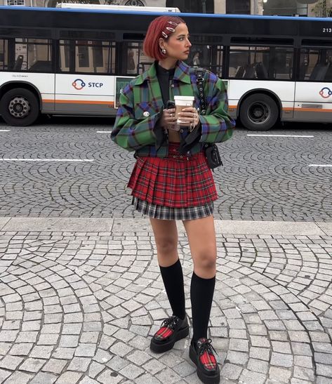 Plaid Street Style, Colourful Alternative Fashion, Womens Kilt Outfit, Colorful Punk Outfits, Plaid Outfit Ideas, Punk 2023, Punk Aesthetic Outfit, Tartan Skirt Outfit, Tartan Outfit