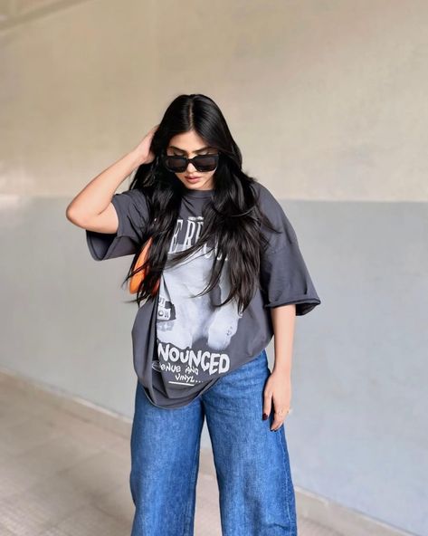 22 Stylish Oversized T-Shirts for Women: Style, Aesthetic, and Streetwear Ideas Chic Black Outfits, Oversize Tshirt Outfits, Streetwear Ideas, Oversized T Shirts, 1990s Fashion, Black Outfits, Style Aesthetic, Find Your Style, Styling Ideas