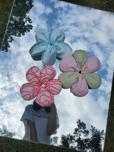 Woman taking mirror selfie outside with a white and pink, blue, green and pink flower shaped scrunchies in front of her face. Background is of a blue sky with white clouds. Flower Scrunchie, Scrunchies Diy, At Home Diy, Diy Baby Gifts, Handmade Hair Clip, Diy Fashion Accessories, Handmade Belts, Sandy Liang, Scrap Fabric