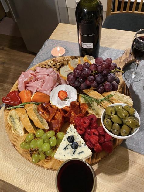 Cheese Board And Wine, Wine Boards Cheese Plates, Wine Platter Ideas, Charcuterie Board And Wine, Cheese Night, Wine Presentation, Cheese Plates, Wine And Cheese Party, Snack Platter