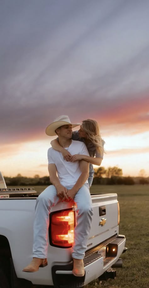 Truck Couple Photoshoot, Barn Family Photos, Country Couples Photoshoot, Cute Couple Pic Ideas, Truck Couple, Rodeo Couples, Country Couple Poses, Country Couple Photos, Western Engagement Pictures