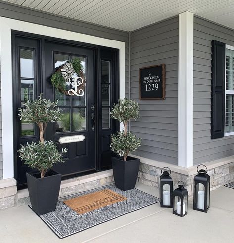 House Front Porch, Black Front Doors, Farmhouse Front Door, Grey Houses, Casa Exterior, Home Entrance Decor, Front Porch Decorating, Porch Design, Entrance Decor