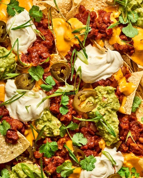 Cheese Nachos Recipe, Meatless Nachos, Easy Veggie Chili, Vegetarian Nachos Recipe, Chili Cheese Nachos, Nachos Cheese Recipe, Cheese Nachos, Vegetarian Nachos, Nachos Recipe Easy