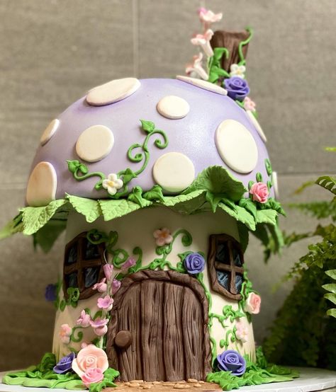 Mushroom Fairy Cake Ideas, Mushroom Cake Ideas, Mushroom Birthday Cake, Woodland Fairy Cake, Fairy House Cake, Toadstool Cake, Woodland Birthday Cake, Fairy Garden Cake, Mushroom Cake