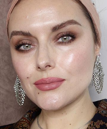 Glowy Face, Brown Eyeshadow Palette, Katie Jane Hughes, Instagram Makeup Artist, Makeup Over 40, Dewy Makeup, Beauty Samples, Glamorous Makeup, Brown Eyeshadow