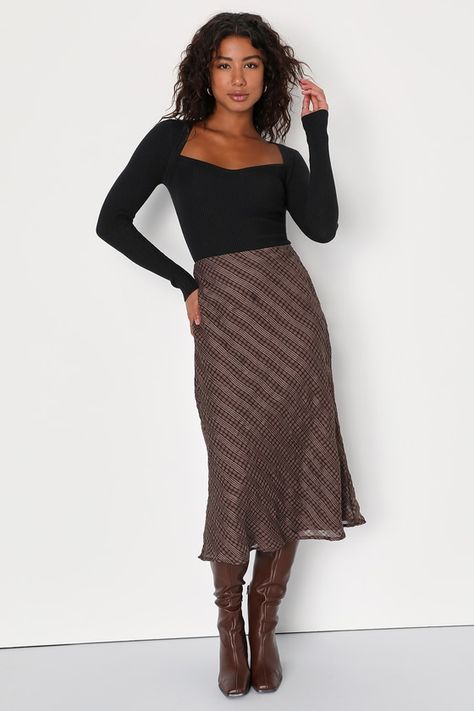 Midi Skirt And Boots, Chiffon Midi Skirt, Classy Skirts, Midi Skirt Outfit, Winter Skirt Outfit, Striped Midi Skirt, Skirts With Boots, Lulu Fashion, Paris Outfits