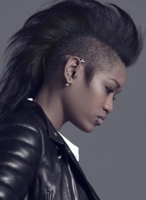 Mohawk swept back Long Mohawk, Mohawk Hairstyles For Women, Chica Punk, Goth Hair, Apocalyptic Fashion, Ethnic Hairstyles, Mohawk Hairstyles, Black Goth, Afro Punk