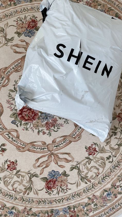 Shein unboxing aesthetic Shein Packaging Aesthetic, Unboxing Aesthetic Photo, Unboxing Aesthetic, Jacquemus Bag Unboxing, Dior Unboxing, Ysl Unboxing