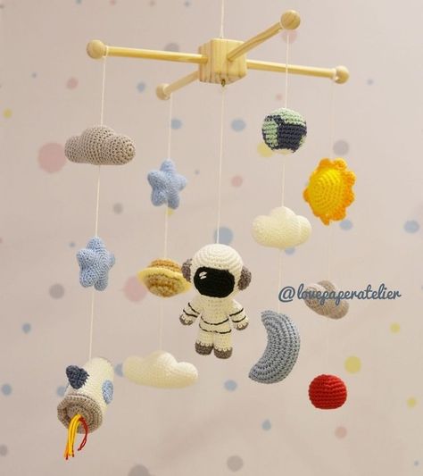 Crochet Baby Nursery, Crochet Tips And Tricks, Crochet Baby Mobiles, Crochet Mobile, Crochet Nursery, Crochet Tips, Clothes Crochet, Baby Crib Mobile