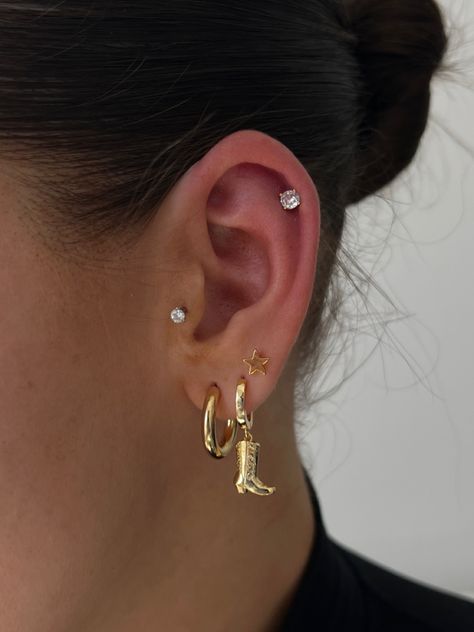 Mix Match Earrings Both Ears, Eating Stack Gold, Ear Scape Ideas, Dainty Earring Stack, Piercing Stacks, Gold Ear Stack, Earring Stacks, Ear Stacks, Xoxo Jewelry