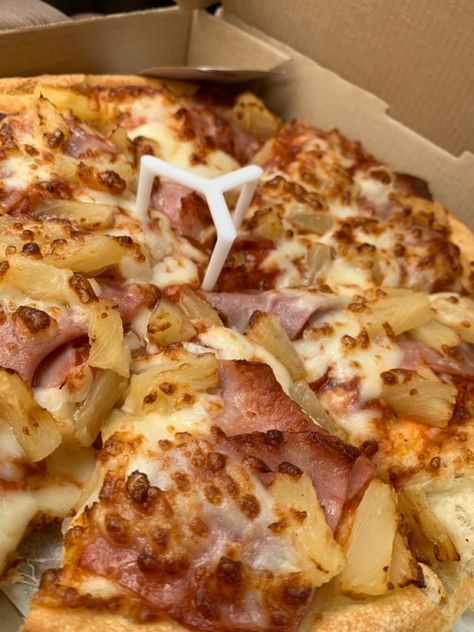 Pizza hut Hawaiian pizza Pineapple Pizza Aesthetic, Hawaiian Pizza Aesthetic, Pizza Hut Aesthetic, Pizza Hawaiian, Pizza Aesthetic, Ham Pizza, Meat Diet, Food Babe, Delicacy Food