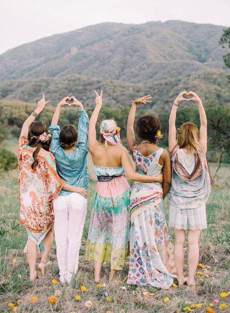 Group photos; no great night out is complete without a drunken snapshot of your friends looking a little worse for wear. But what does your group photo pose say about you? Bohemian Bridesmaid, Group Photo Poses, Bridesmaid Inspiration, Hippie Wedding, 사진 촬영 포즈, Boho Bridesmaid, Bridal Musings, Foto Poses, Friend Photoshoot