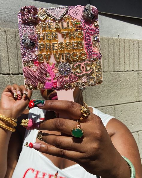 “REALLY HER THO, PRESSED BY VIRGO” 💅 Detailz ✨♍️ Custom mirror 🪞: @efronnails Roses: @gorgeousgeezy_ Hand /wrist @thejumabrand Anklets: @ice.kouture @kaybellajewelry Nails : me @pressedbyvirgo Junk lighter: me @pressedbyvirgo Hoop earrings : me @pressedbyvirgo Mouth nail charm : @hyperart.llc Outfit: @sheinofficial @sheincurve 📸: @gorgeousgeezy_ #instanails #glitternails #nailartist ##pressonnails #nails #nailart #pressonnaillovers#nailsofinstagram #pressons #pressonnailsforsale #... Junk Mirror Diy, Junk Glasses, Junk Mirror, Junk Lighter, Making Jewelry Ideas, Junk Earrings, Bedazzled Art, Bling Phone Cases Diy, Diy Cases