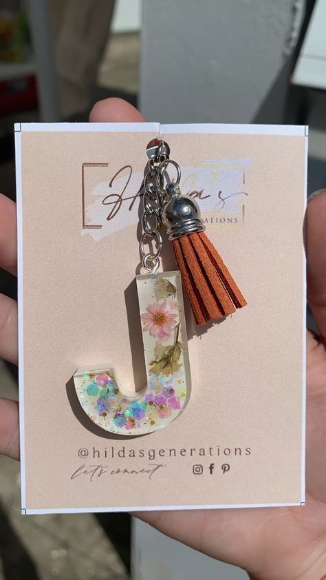 Resin Keychain Packaging Ideas, Small Bussines Idea Craft, Resin Keychain Ideas Alphabet, Resin Alphabet, Resin Letters, Flower Resin Jewelry, Resin Crafts Tutorial, Resin Keychain, Resin Ideas