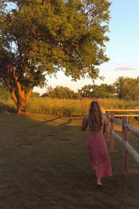 Farm Girl Outfits, Country Girl Aesthetic, Wisconsin Summer, Cottagecore Farmhouse, Country Summer, Summer Picture Poses, Colorado Artists, Vision Board Pictures, Aesthetic Cottagecore